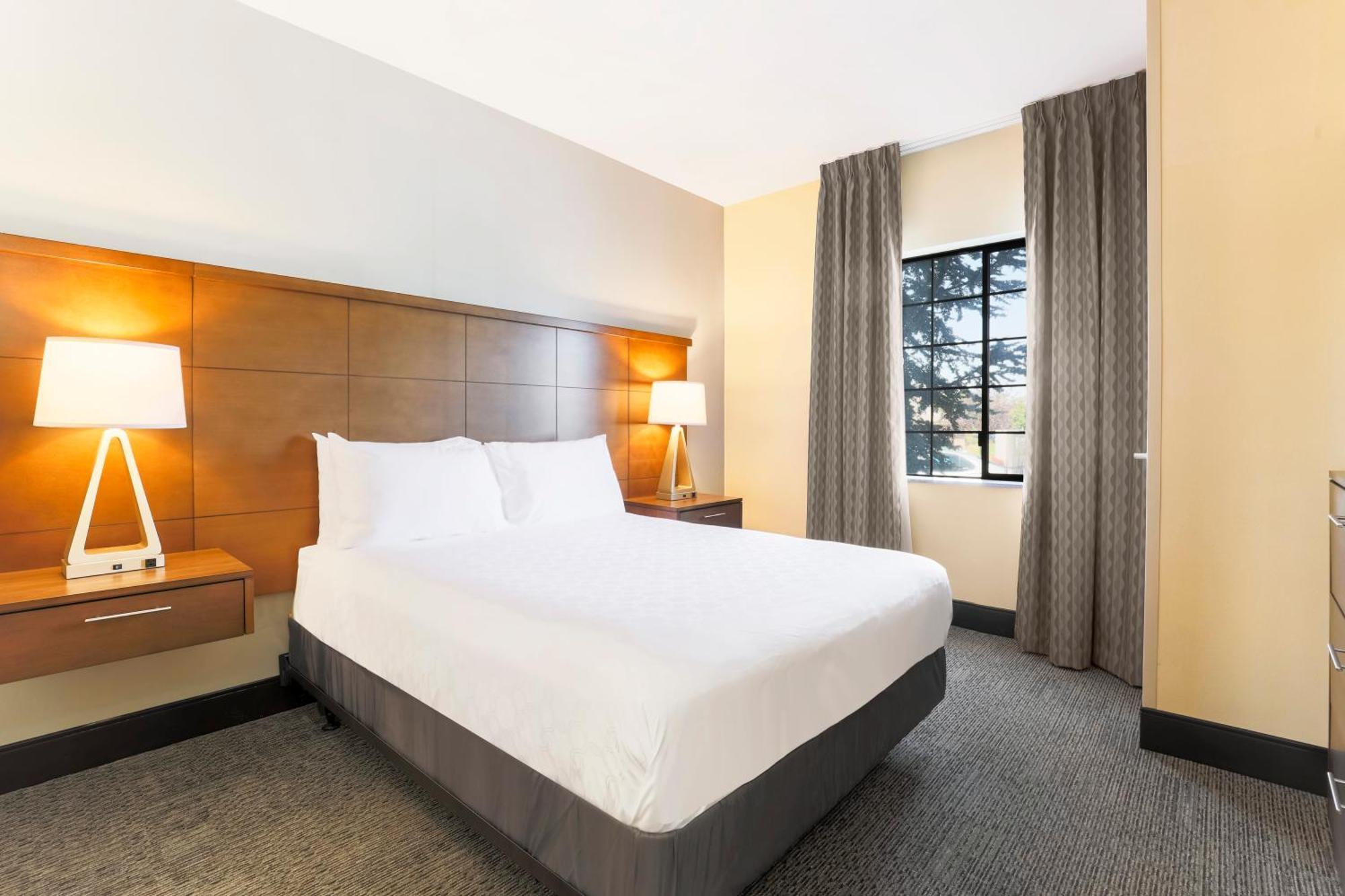 Queen Room with Accessible Roll In Shower - Non-Smoking,1281605638:JPEG