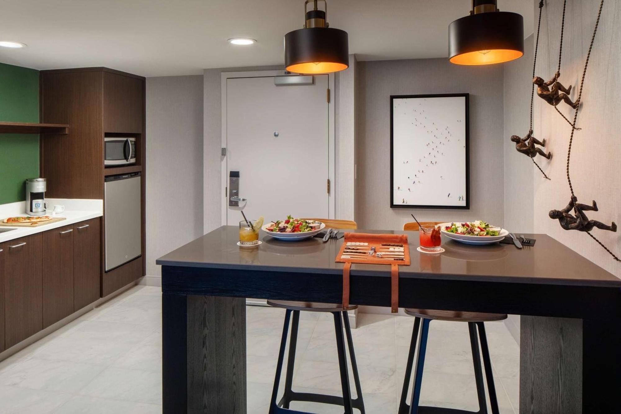 One-Bedroom King Suite
