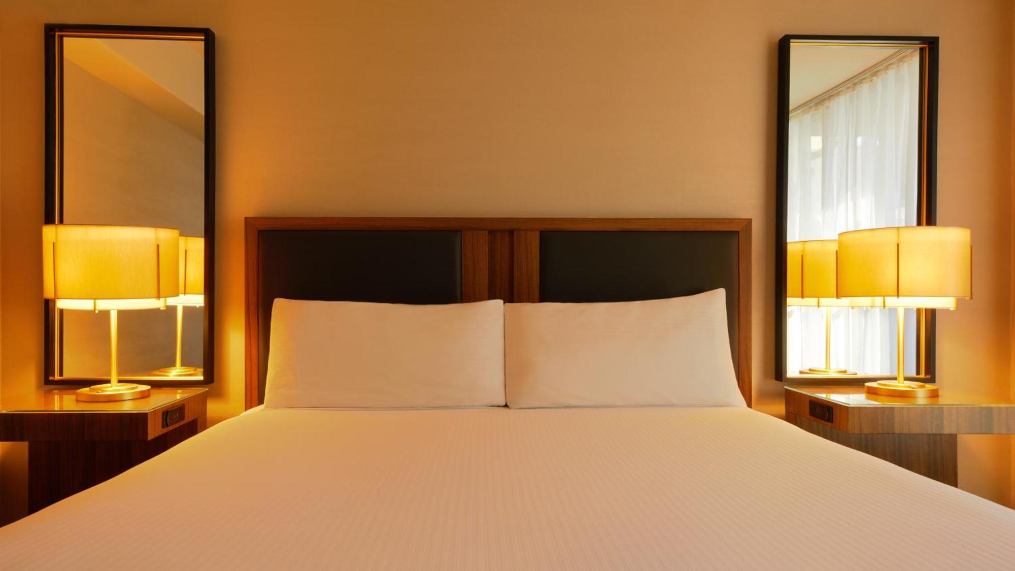 LUXURY ROOM 1 KING NON-SMOKING